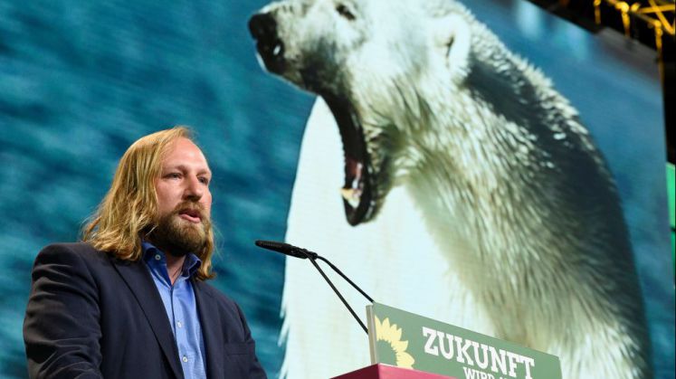 er Grünen-Fraktionsvorsitzende im Bundestag, Anton Hofreiter, spricht am 17.06.2017 im Velodrom in Berlin beim Grünen-Bundesparteitag neben dem Bild eines Eisbären zu den Delegierten.