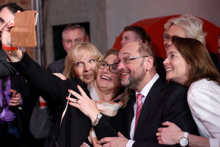 Ein Selfie machen die nordrhein-westfälische Ministerpräsidentin Hannelore Kraft (l-r), die Spitzenkandidatin der Saar-SPD für die kommende Landtagswahl, Anke Rehlinger, der SPD-Kanzlerkandidat Martin Schulz und die SPD-Generalsekretärin Katarina Barley am 11.02.2017 vor der Wahl des neuen Bundespräsidenten beim Delegiertenabend der Partei im Berliner Westhafen. 