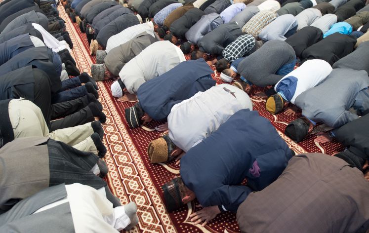 Männer beten am 27.05.2015 in Hanau (Hessen) bei der Eröffnung der neu fertiggestellten Bait-ul-Wahid Moschee der Ahmadiyya Muslim Jamad-Glaubensgemeinschaft (AMJ).