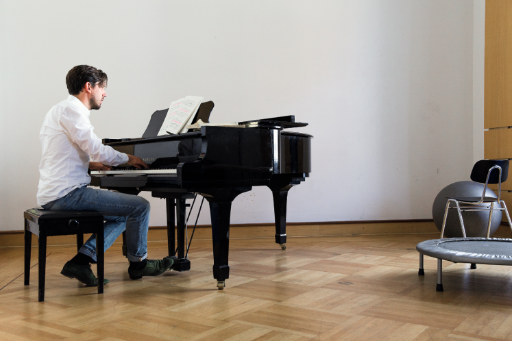 Musikstudent Justus Wilcken übt im Unterrichstraum seiner Hochschule Klavier