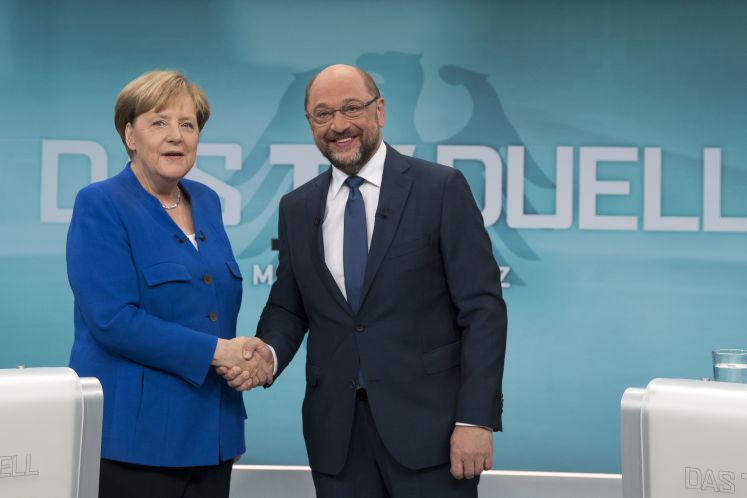 Die Bundeskanzlerin und CDU-Vorsitzende Angela Merkel und der SPD-Kanzlerkandidat und SPD-Vorsitzende Martin Schulz geben sich vor Beginn des TV-Duells die Hand