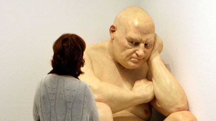 Eine Frau betrachtet am Donnerstag (16.02.2006) in der Neuen Nationalgalerie in Berlin den übergroßen nackten Mann untitled (big man) des australischen Künstlers Ron Mueck. 