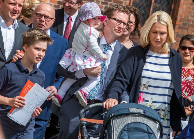 Die designierte Ministerpräsidentin von Mecklenburg-Vorpommern, Manuela Schwesig (SPD), feiert gemeinsam mit ihren Kindern Julian und Julia sowie Ehemann Stefan auf dem Marktplatz von Schwerin eine Ökumenische Pfingstfeier. 
