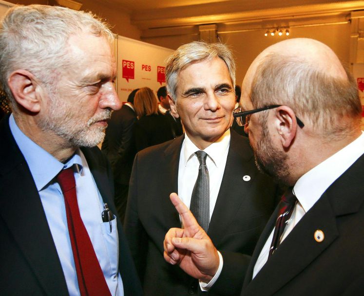 Martin Schulz spricht am 7. Dezember 2015 mit dem Labour-Chef Jeremy Corbyn und dem damaligen österreichischen Bundeskanzler Werner Faymann