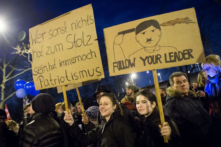 Gegner des islamkritischen "Pegida"-Bündnisses demonstrieren am 05.01.2015 in Köln (Nordrhein-Westfalen).