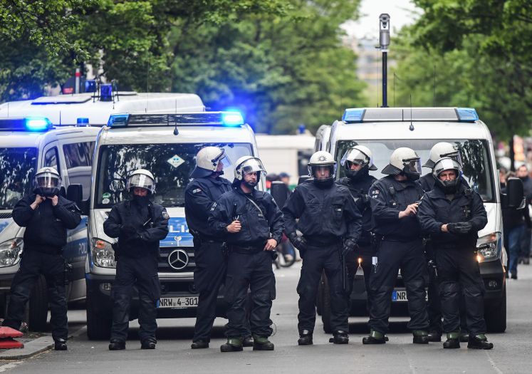 Polizisten stehen am 01.05.2017 in Berlin am Rande der nicht angemeldeten «Revolutionären 1. Mai-Demonstration» linker Gruppen