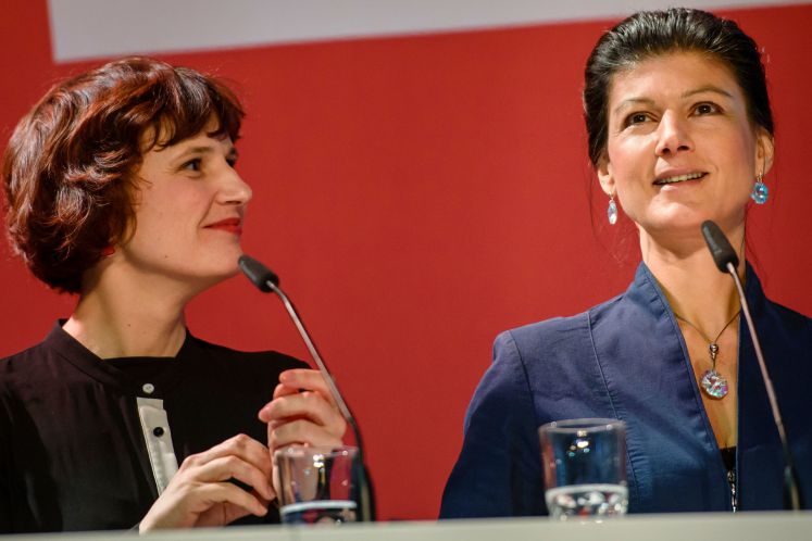 Die Bundesvorsitzende der Partei Die Linke, Katja Kipping, und die Spitzenkandidatin der Partei für die Bundestagswahl, Sahra Wagenknecht, während einer Pressekonferenz auf der Bühne.