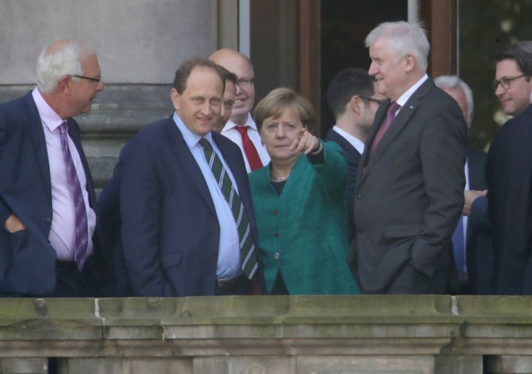 Bundeskanzlerin Angela Merkel (CDU) steht am 18.10.2017 in Berlin auf dem Balkon der Parlamentarischen Gesellschaft, während hier die Sondierungsgespäche für eine Jamaika-Koalition zwischen Union und FDP stattfinden. Union, FDP und Grüne beginnen heute die Sondierungen für eine Jamaika-Koalition.