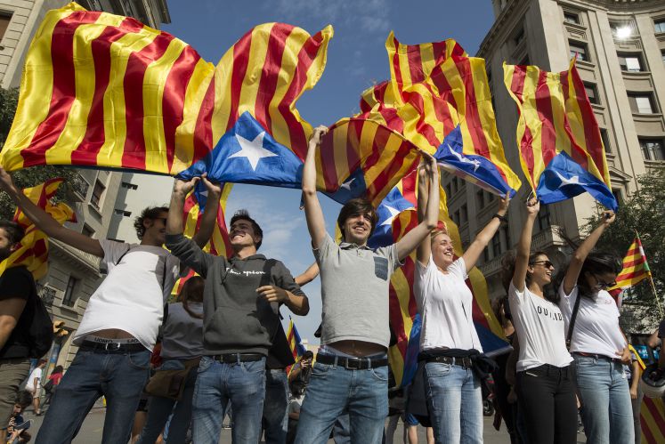 Junge Menschen protestieren für ein unabhängiges Katalonien