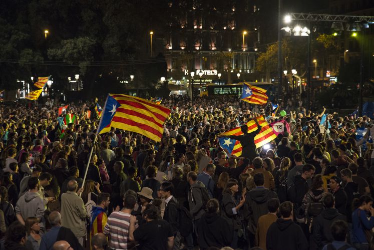 Unterstützer des Referendums zur Unabhängigkeit Kataloniens versammeln sich am 01.10.2017 in Barcelona, Spanien, auf dem Placa de Catalunya. Nach dem von Polizeigewalt überschatteten Referendum in Katalonien hat Regierungschef Puigdemont die Loslösung der Region von Spanien eingefordert.