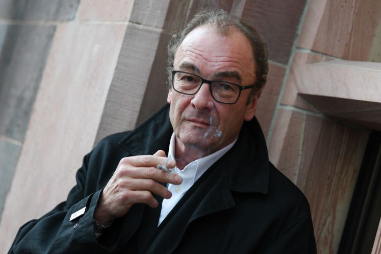 Schriftsteller Rober Menasse mit Zigarette in der Hand