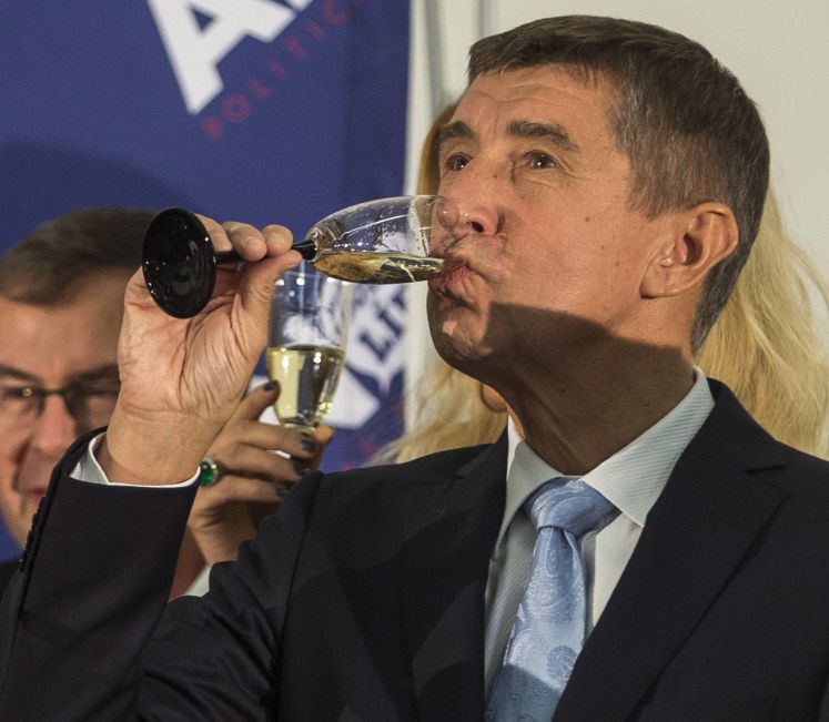 Der tschechische Milliardär Andrej Babib trinkt aus einem Glas Champagner