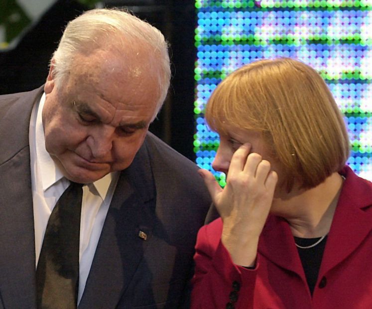 Alt-Bundeskanzler Helmut Kohl und die CDU-Bundesvorsitzende Angela Merkel unterhalten sich am 2.10.2001 auf einer Wahlkampfveranstaltung der CDU am Vorabend zum Tag der Deutschen Einheit in Berlin