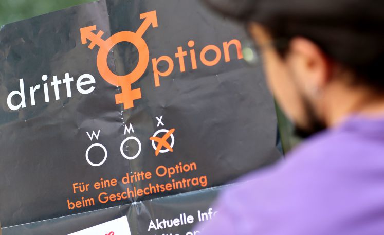 Vanja steht mit einem Plakat für eine dritte Option am 30.08.2016 in Leipzi