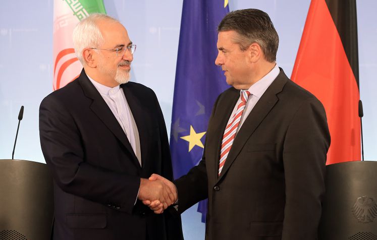 Der iranische Außenminister Mohammed Dschawad Sarif (l) wird am 27.06.2017 im Auswärtigen Amt in Berlin von Bundesaußenminister Sigmar Gabriel (SPD) nach einem Treffen und einer gemeinsamen Pressekonferenz verabschiedet. 