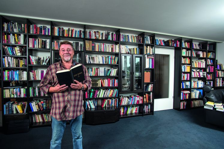 Jürgen von der Lippe in seiner Bibliothek