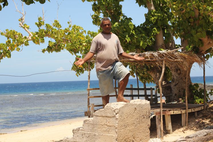 Ein Bewohner der Fidschi-Insel Waya Lailai steht auf der Treppe seines zerstörten Hauses