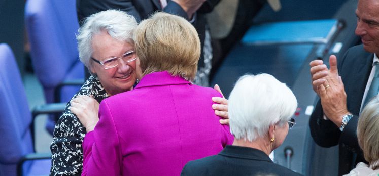 Bundeskanzlerin Angela Merkel (CDU, r) umarmt am 25.06.2014 im Bundestag in Berlin Annette Schavan