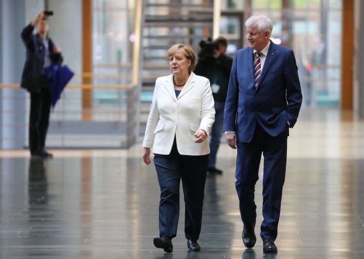 Angela Merkel und Horst Seehofer auf dem Weg zu den Sondierungsgesprächen für eine Jamaika-Koalition