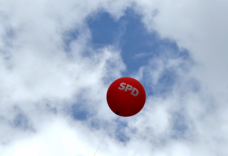 Ein Ballon mit dem Parteilogo der SPD weht auf dem Campaign Camp der SPD in Leipzig (Sachsen) im Wind.