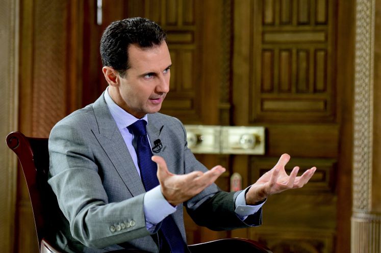 Syriens Präsident Bashar al-Assad gestikulierend im Interview