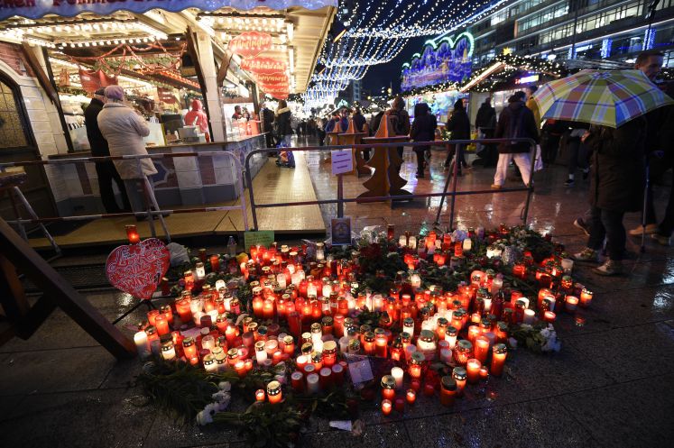 Kerzen auf dem Weihnachtsmarkt am Breitscheidplatz, ein Jahr nach dem Terroranschlag