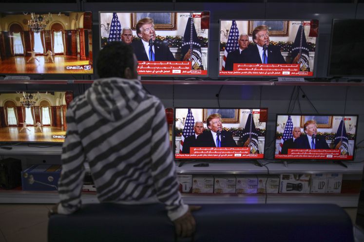 Einn junger Palästinenser beobachtet vor einem Fernsehgeschäft in Jerusalem die Übertragung der Rede von Donald Trump, in der er die Entscheidung verkündet, Jerusalem als Hauptstadt Israels anzuerkennen. 