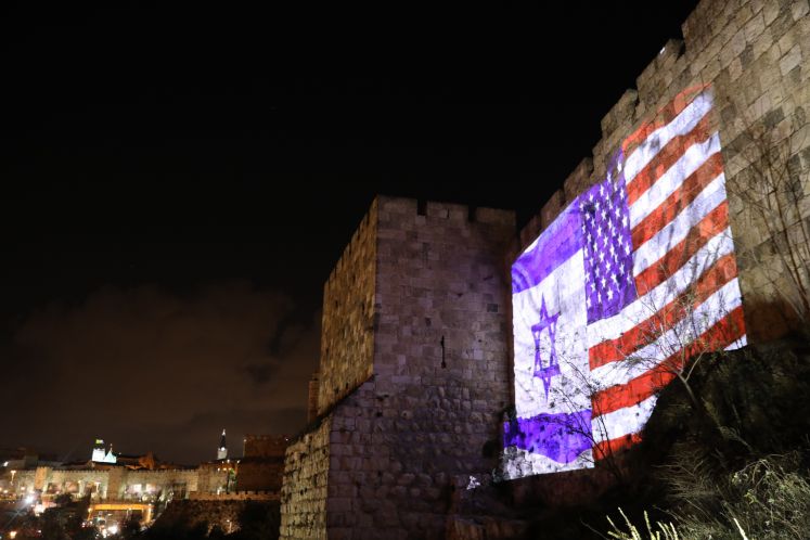 Die israelische und die US-Amerikanische auf einer Mauer in Jerusalem
