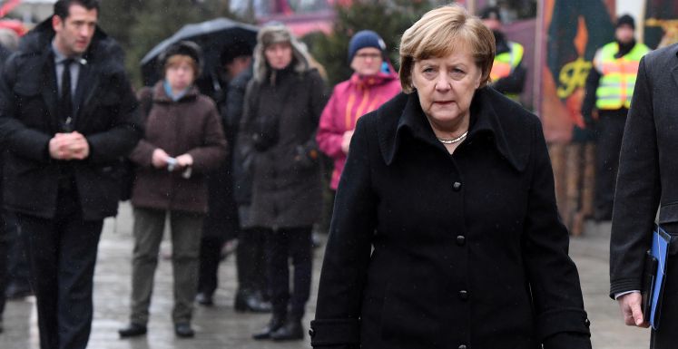 Bundeskanzlerin Angela Merkel bei der Gedenkveranstaltung am Berliner Breitsscheidplatz