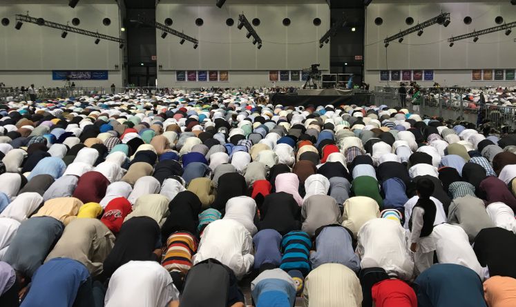 Muslime beten am 25.08.2017 auf der Jahreshauptversammlung der muslimischen Bewegung Ahmadiyya Muslim Jamaat in Rheinstetten (Baden-Württemberg).