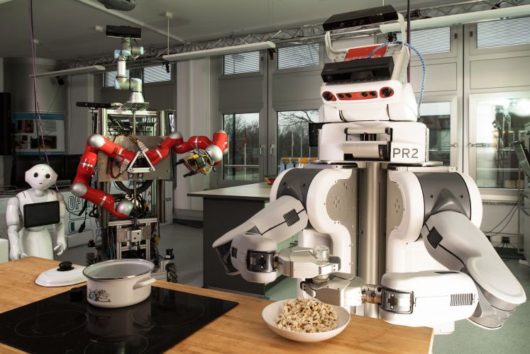 Einer der Roboter des Forschungsinstituts _Artificial Intelligence (AI)_ an der Universität in Bremen würzt am 08.03.2017 zubereitetes Popcorn mit Salz. 