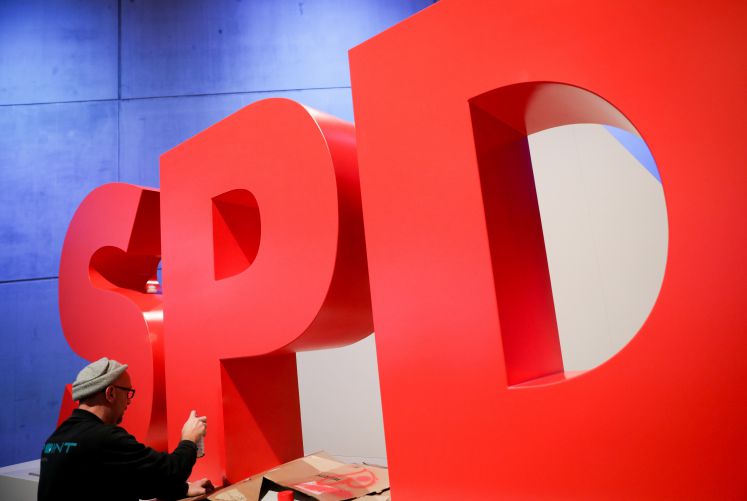 Das SPD-Logo wird am 06.12.2017 in Berlin im City Cube vor dem SPD-Bundesparteitag noch einmal rot angesprüht