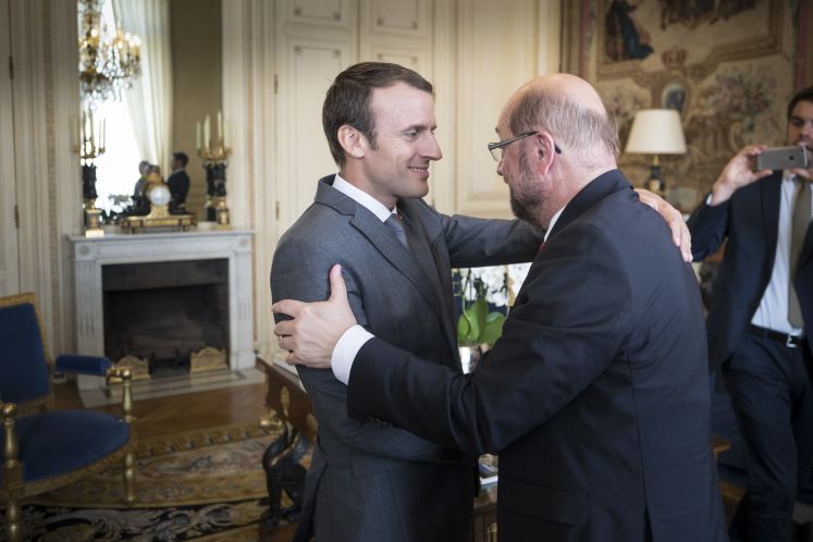 Der Kanzlerkandidat und SPD-Vorsitzende Martin Schulz trifft im Elysee-Palast in Paris den französischen Präsidenten Emmanuel Macron