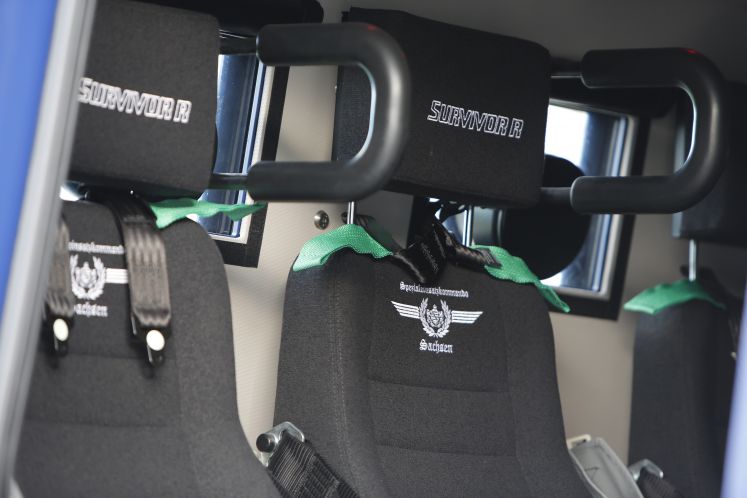 Auf den Sitzen im Fahrzeug ist die Beschriftung «Spezialeinsatzkommando» und einer einem Logo mit Lorbeerkranz «Sachsen» jeweils in Frakturschrift zu sehen.
