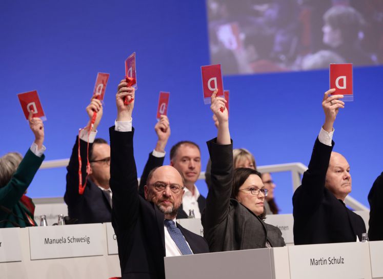 Der Parteivorstand mit dem Vorsitzenden Martin Schulz (vorne l) und der Fraktionsvorsitzenden Andrea Nahles stimmt über Anträge zu Sondierungsgesprächen für eine Große Koalition ab