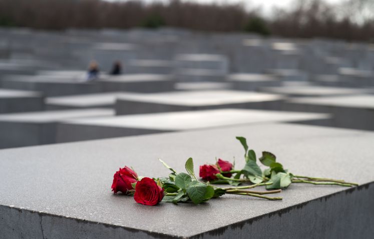 Rosen liegen auf dem Holocaust-Mahnmal in Berlin