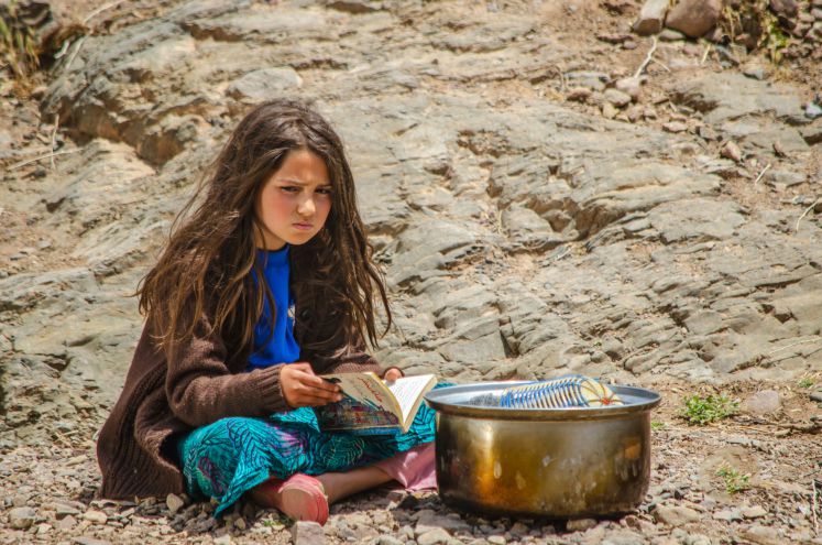 Die achtjährige Sareh Nurmussawi bei den Dreharbeiten des Antikriegsfilms _Nafas_ (Atem) am 14. Juli 2015 im Iran.
