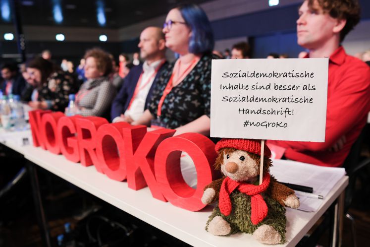 Nogroko steht am 21.01.2018 beim SPD-Sonderparteitag in Bonn (Nordrhein-Westfalen) neben einem Plüschtier mit einem Schild "Sozialdemokratische Inhalte sind besser als sozialdemokratische Handschrift! #Nogroko" 