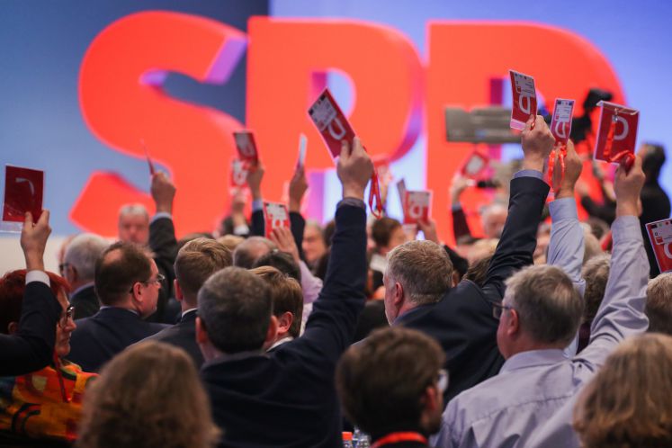 SPD-Delegierte stimmen beim SPD-Parteitag ab
