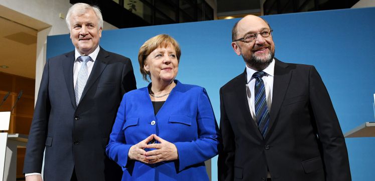 Der CSU-Vorsitzenden Horst Seehofer (l), der SPD-Parteivorsitzende Martin Schulz (r) und Bundeskanzlerin Angela Merkel (CDU) stellen sich am 12.01.2018 im Willy-Brandt-Haus in Berlin nach einer Pressekonferenz zu einem Foto auf. 
