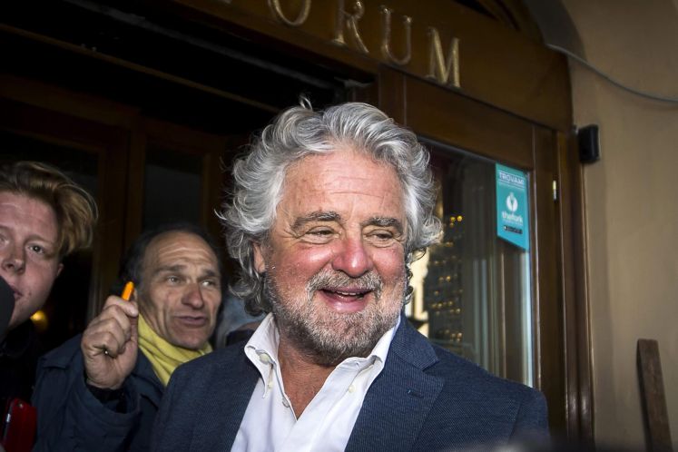Beppe Grillo von der Fünf-Sterne-Bewegung lächelt in eine Kamera