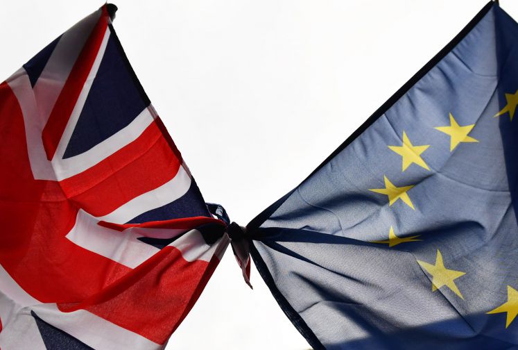Eine britische und eine Europa-Flagge sind aneinander geknotet
