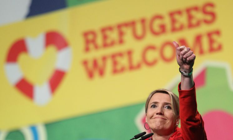 "Refugees welcome": Die Bundesvorsitzende der Partei von Bündnis 90/Die Grünen, Simone Peter spricht am 20.11.2015 in Halle/Saale (Sachsen-Anhalt) beim Bundesparteitag von Bündnis 90/Die Grünen. 