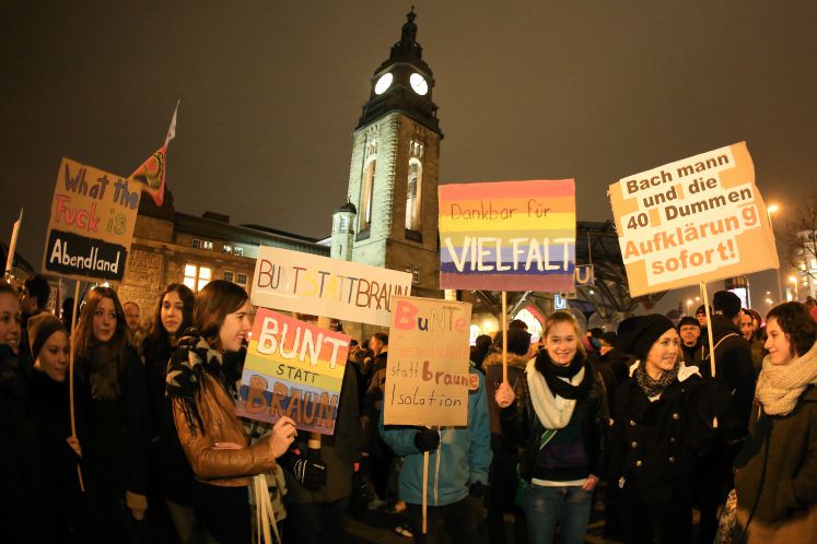 Teilnehmer tragen am 05.01.2015 bei einer Anti-Pegida-Kundgebung in Hamburg Schilder mit Aufschriften wie "Dankbar für Vielfalt" oder "Bunt statt braun". 