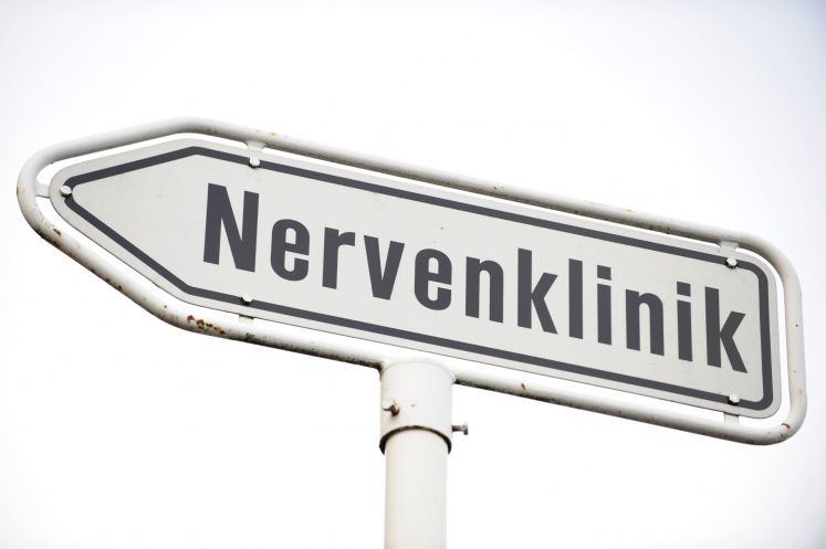 Ein Schild mit der Aufschrift "Nervenklinik"