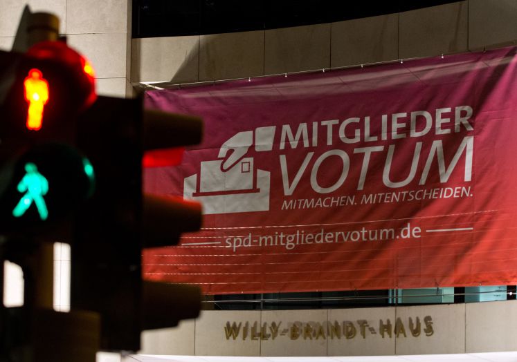 Die Anzeige einer Fußgängerampel wechselt in der Nacht zum 27.11.2013 vor dem Willy-Brandt-Haus in Berlin von Rot auf Grün. 