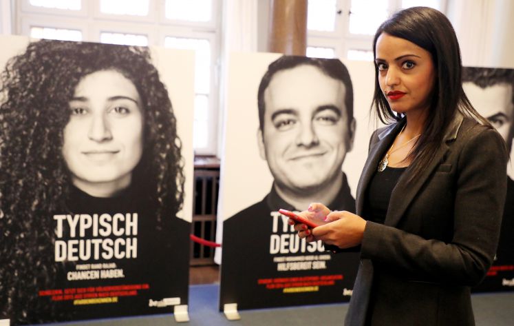 Die Staatssekretärin Sawsan Chebli stellt am 13.11.2017 im Roten Rathaus in Berlin während einer Pressekonferenz die Kampagne "Farben bekennen" vor. Auf Plakaten und in Videos zeigen Geflüchtete, was sie an ihrer neuen Heimat Berlin begeistert, was für sie "typisch deutsch" ist und wie sie sich eine gemeinsame Zukunft vorstellen