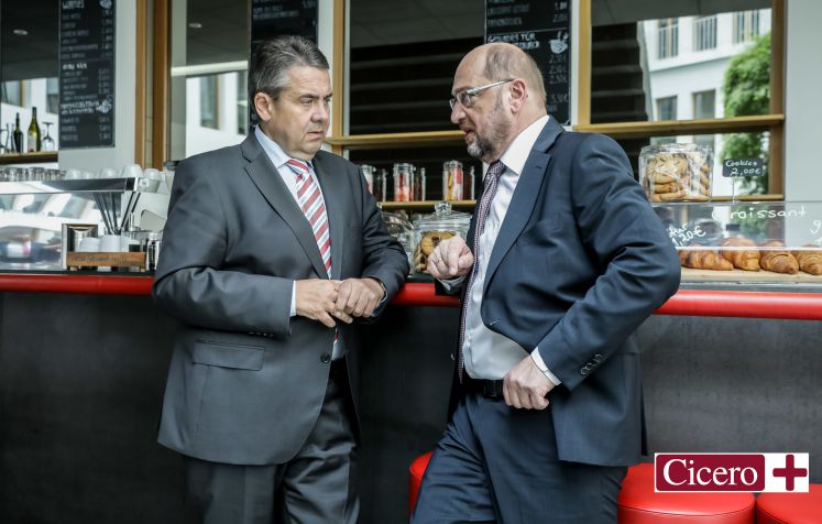 artin Schulz (r) spricht mit Außenminister Sigmar Gabriel (SPD) in Berlin an der Bar der Bundespressekonferenz