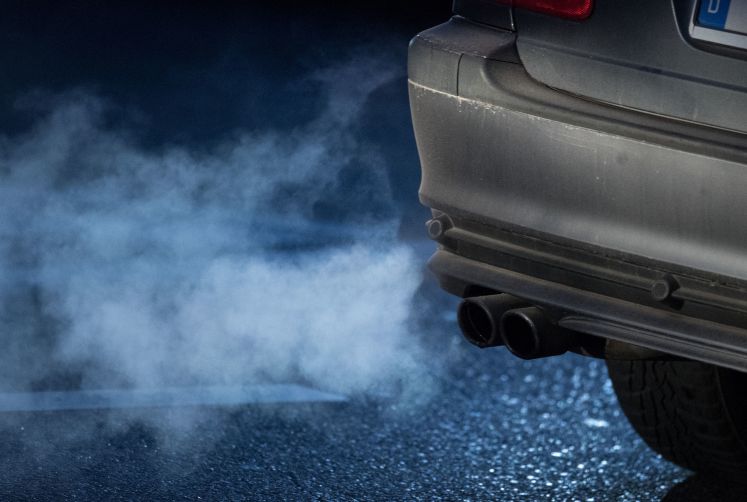 Abgase kommen aus dem Auspuff eines Autos. Das Bundesverwaltungsgericht verkündet seine Entscheidung zur Rechtmäßigkeit von Diesel-Fahrverboten in Städten. 