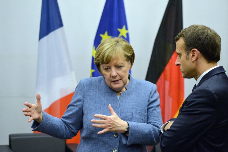 Bundeskanzlerin Angela Merkel (CDU) und der französische Präsident Emmanuel Macron unterhalten sich am 15.11.2017 in Bonn bei einem bilateralen Gespräch im Rahmen der Weltklimakonferenz COP23, die vom 06. bis 17. November 2017 in Bonn stattfindet.